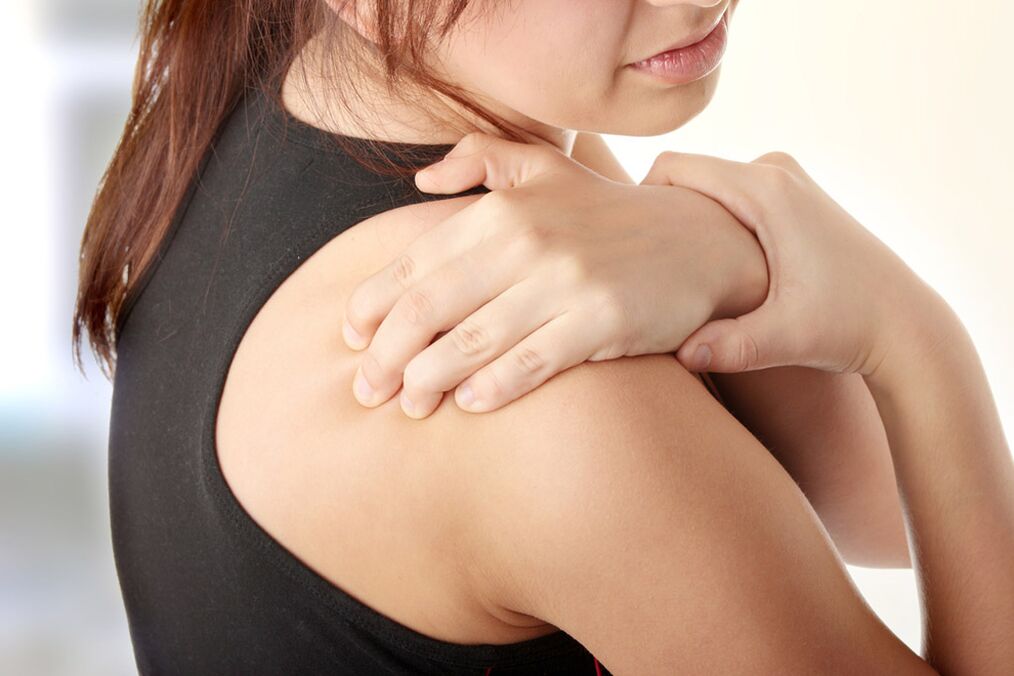 A osteocondrose cervical pode ser acompanhada de dor nos ombros