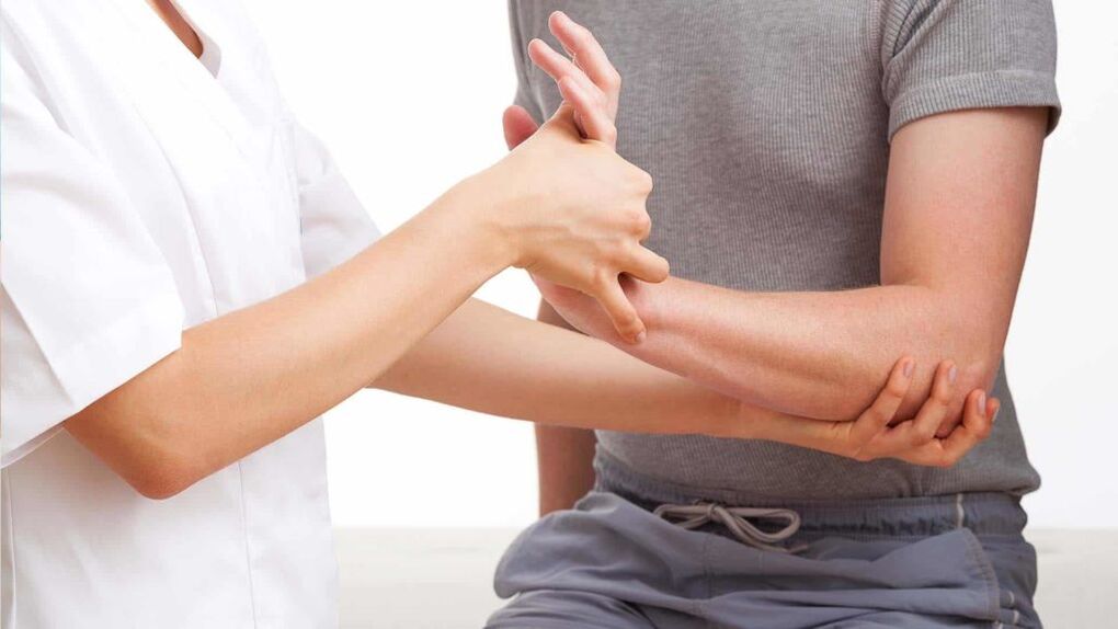 médico examinando uma mão com artrite